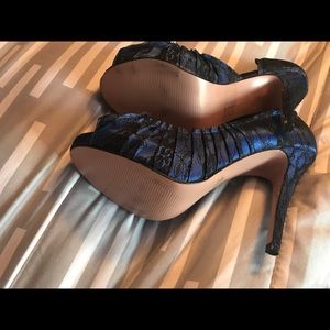 Blue satin & black lace pump